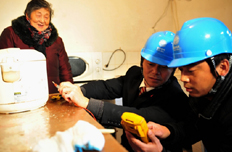 服務(wù)隊員為老人提供上門服務(wù)