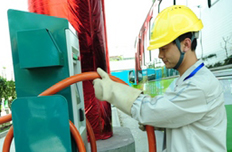 工作人員正在為電動車充電