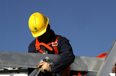 工人正在安裝風機