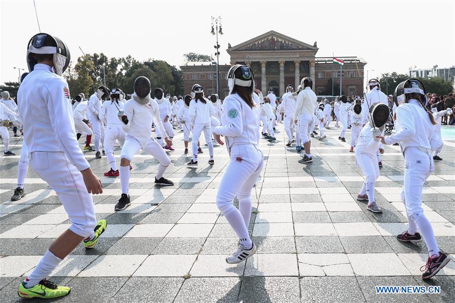 (SP)HUNGARY-BUDAPEST-FENCING FLASHMOB