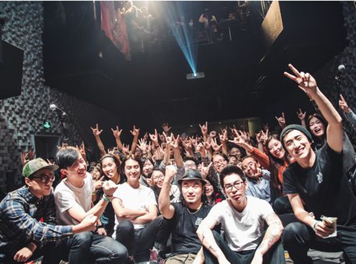 WHO&rsquo;S LISTENING？