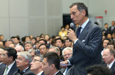 企業(yè)家代表向李克強(qiáng)提問(wèn)