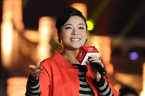 著名青年歌唱家、二炮文工團副團長陳思思傾情表演