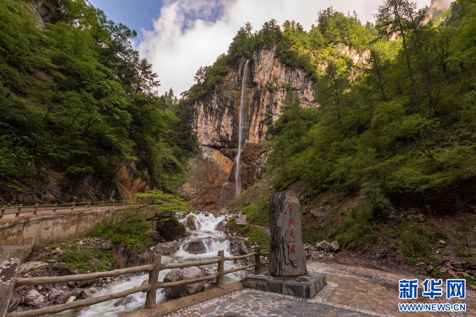 重崖森迥瀑飛先，鵝溝炎夏水風(fēng)涼