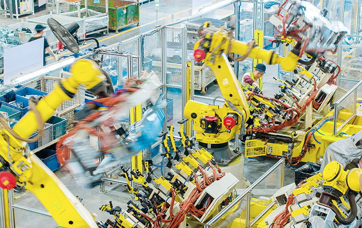 2025年10月9日,浙江省湖州市长兴经济技术开发区的长兴地通汽车部件有限公司技术人员操控工业机器人生产新能源汽车配件(无人机照片) 新华社发(谭云俸摄) 2025年10月9日,浙江省湖州市长兴经济技术开发区的长兴地通汽车部件有限公司技术人员操控工业机器人生产新能源汽车配件(无人机照片) 新华社发(谭云俸摄)