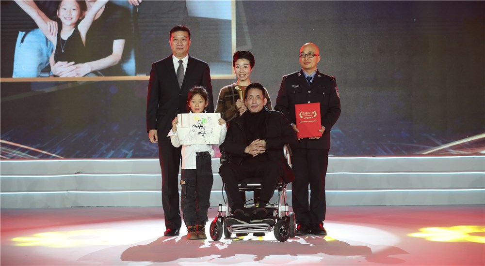 頒獎(jiǎng)嘉賓為第三位年度感動(dòng)人物張海林、朱丹丹夫婦頒獎(jiǎng)