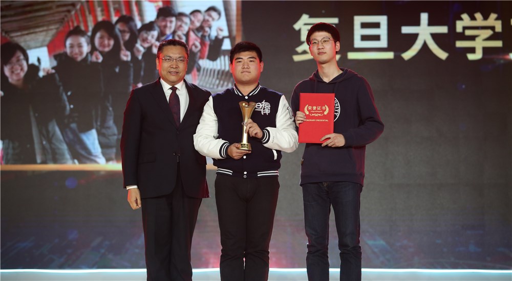 頒獎(jiǎng)嘉賓為第十位年度感動(dòng)人物、復(fù)旦大學(xué)支教團(tuán)頒獎(jiǎng)