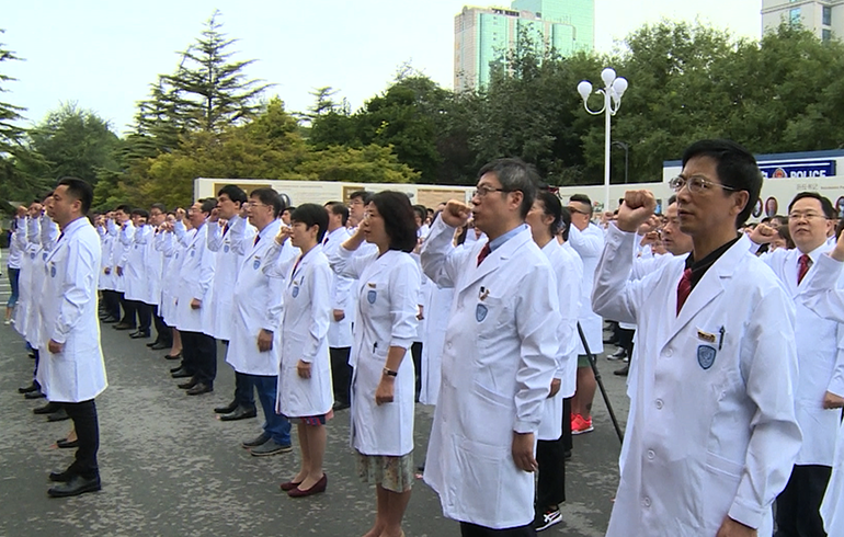 致敬偉大改革｜對(duì)話40年，講述身邊的健康故事（第二十集）&mdash;&mdash;設(shè)立醫(yī)師節(jié)，醫(yī)務(wù)人員有了自己的節(jié)日