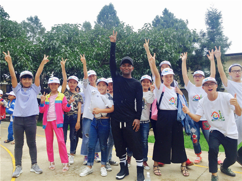 e創(chuàng)公益大使與志愿者、小朋友一起鄉(xiāng)村運動會