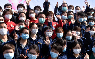 稟父老：樓蘭破，人平安，白衣戰(zhàn)士把家還！