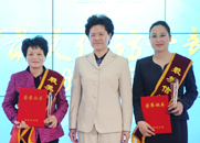 舒曉琴為獲獎(jiǎng)?wù)邊蔷辗?、高平珍頒獎(jiǎng)