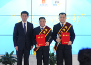 劉正榮為獲獎(jiǎng)?wù)咭踪t孝、張海威頒獎(jiǎng)