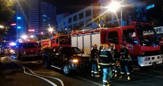 ?？诩瘟甏髲B電纜井起火 玻璃掉落致1人重傷