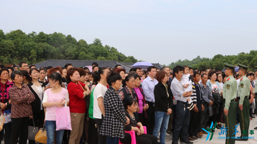 &uarr;資料圖片：張超烈士骨灰安葬儀式現(xiàn)場(chǎng)，岳陽(yáng)的父老鄉(xiāng)親紛紛來(lái)給張超送別。