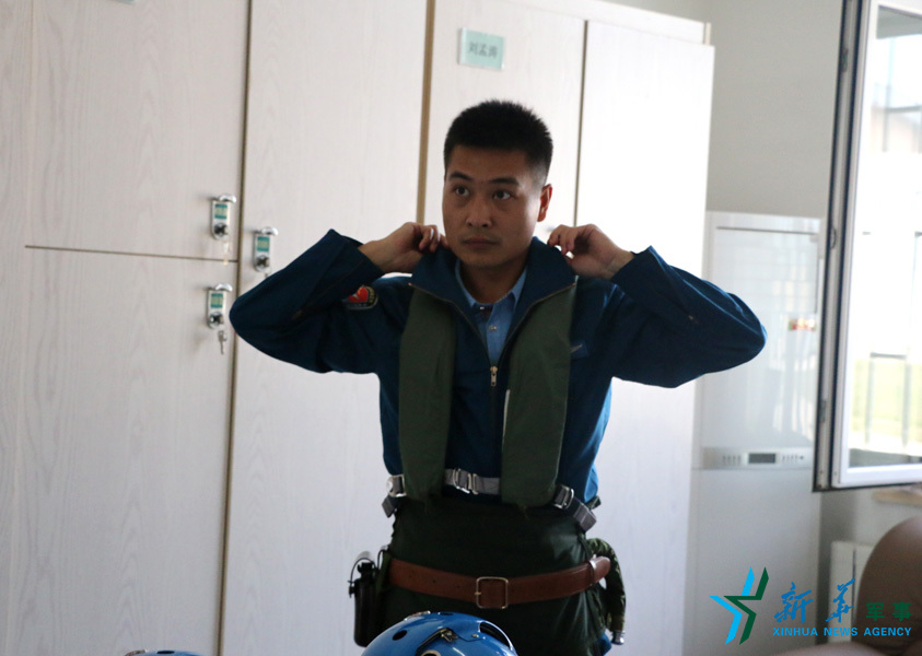 &uarr;資料圖片：張超嚴(yán)格按規(guī)定著裝參加飛行訓(xùn)練。