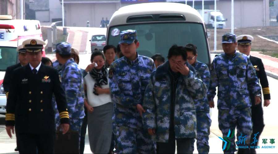 &uarr;資料圖片：張超的父親（右四）揮淚送別張超。