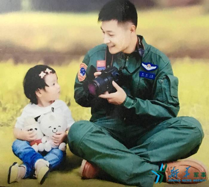 資料圖片：被選為艦載戰(zhàn)斗機飛行員的張超與女兒合影。