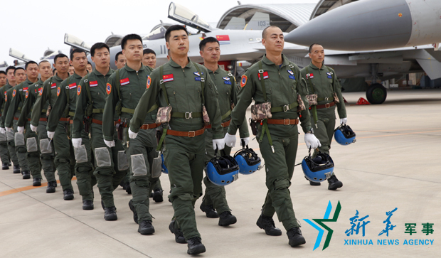 &uarr;飛行員列隊(duì)進(jìn)場。