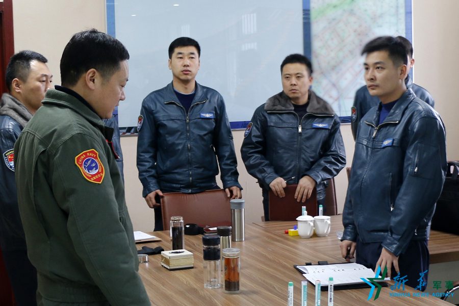 資料圖片：張超參加飛行后講評(píng)。