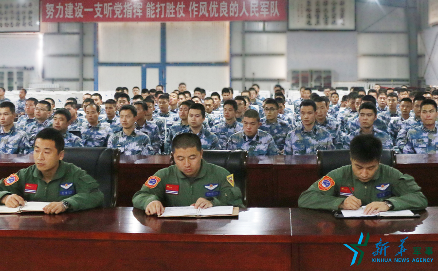 資料圖片：張超（右一）參加部隊(duì)思想政治教育。