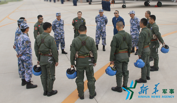 飛行后，黨委班子現(xiàn)場(chǎng)講評(píng)飛行情況。