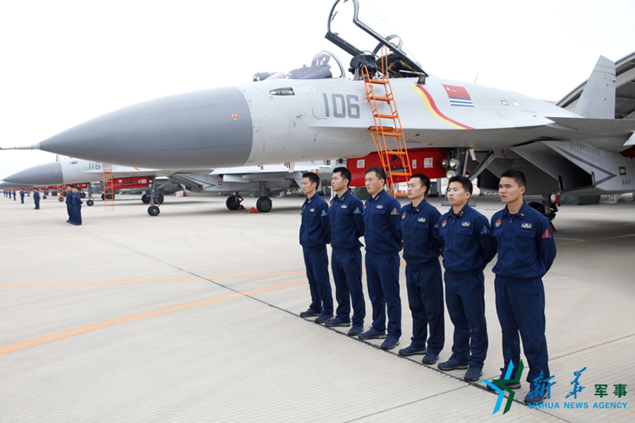 &uarr;機(jī)務(wù)官兵為戰(zhàn)鷹保駕護(hù)航。