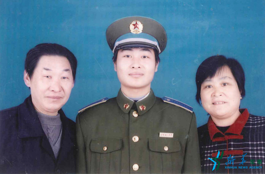 &uarr;資料圖片：張超考入飛行學(xué)院后成為全家的驕傲。