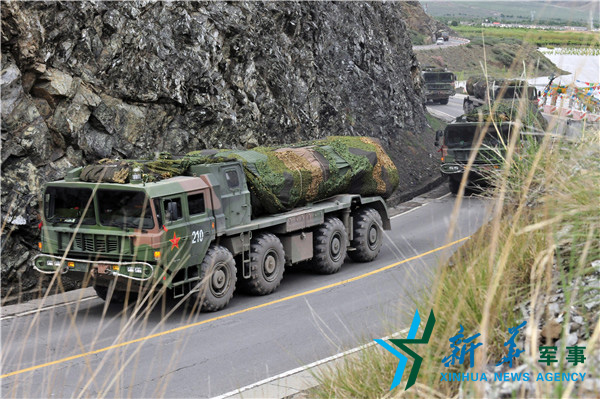 &uarr;向疏散隱蔽地域?qū)嵤└咚贆C(jī)動(dòng)。（宋來蕤攝）