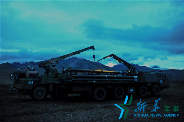 &uarr;昏暗條件下錘煉官兵火箭彈調(diào)裝技能 。（宋來蕤攝）