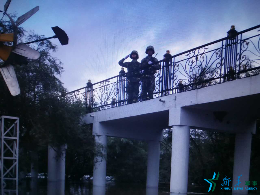 &uarr;中秋佳節(jié)，珍寶島的官兵在洪水中的堅(jiān)守。