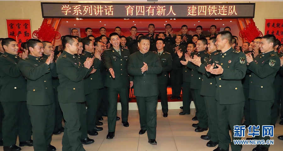 1月23日，習近平專程來到陸軍第65集團軍，深入基層連隊，看望慰問官兵，代表黨中央和中央軍委，向全軍指戰(zhàn)員、武警部隊官兵、民兵預(yù)備役人員致以誠摯問候和新春祝福。這是習近平在該集團軍&ldquo;大功三連&rdquo;同官兵在一起。新華社記者李剛攝