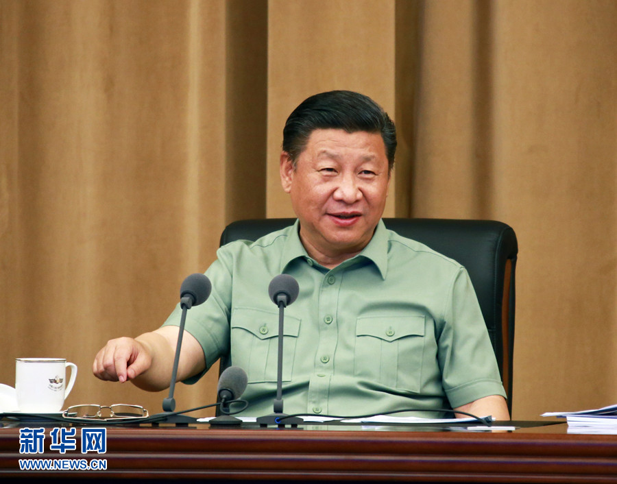 5月24日，中共中央總書記、國家主席、中央軍委主席習近平視察海軍機關(guān)，親切接見海軍第十二次黨代會全體代表和海軍機關(guān)正師職以上領(lǐng)導干部。這是習近平聽取海軍工作匯報后發(fā)表重要講話。 新華社記者 查春明 攝 