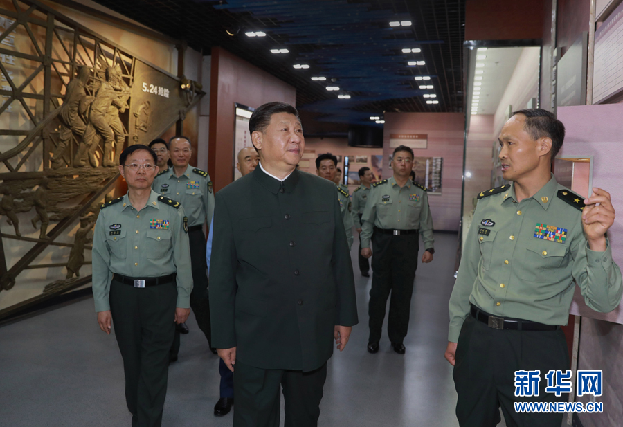 6月22日，正在山西省考察工作的中共中央總書記、國家主席、中央軍委主席習(xí)近平來到駐晉部隊(duì)某基地視察調(diào)研，代表黨中央和中央軍委，向基地組建50周年致以熱烈的祝賀，向老一輩創(chuàng)業(yè)者、廣大基地官兵致以崇高的敬意和誠摯的問候。這是習(xí)近平視察基地軍史館。新華社記者 李剛 攝