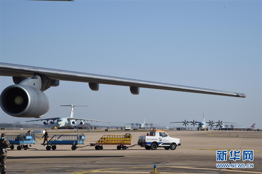 （聚焦疫情防控&middot;圖文互動）（4）空軍第四次向武漢大規(guī)?？者\醫(yī)療隊員和物資