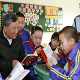 喬安山給小學(xué)生講雷鋒的故事。