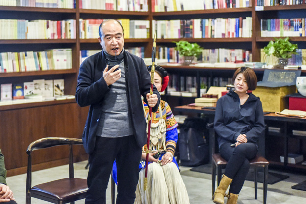 劉文濤：通過對每件兵器的復(fù)制，我們了解兵器造型與兵器制作的手藝，實現(xiàn)與古人的對話。