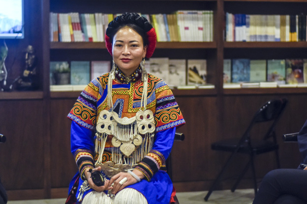 阿牛阿呷：對彝族姑娘來說，胎教就是彝族的刺繡文化，但是當我們走出來，我們覺得我們對其他支系的服飾知識了解太少了，需要學(xué)習(xí)的很多，所以開辦了這個專業(yè)。