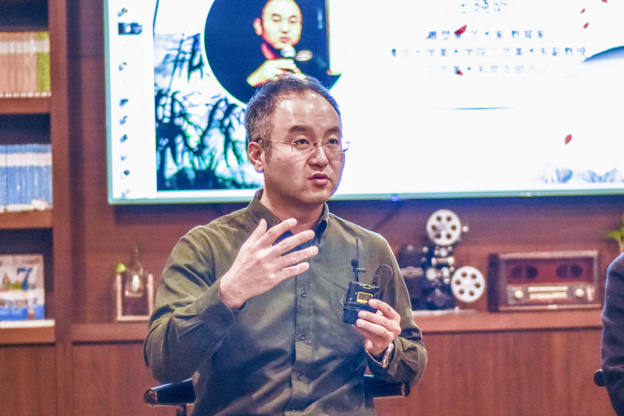 王曉昕：語言問題其實是非遺傳承所面臨的一個普遍問題。非遺傳承人可能有很好的技藝，但是因為語言問題沒有辦法與外面的人交流，就失去了傳承的機會。