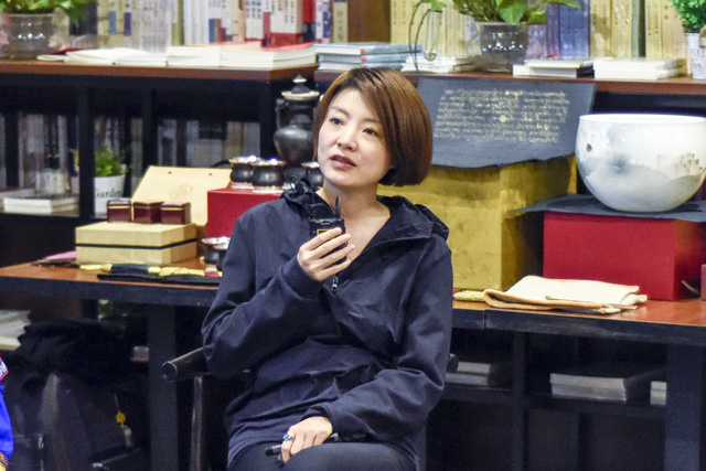 秦思：堅持還是因為熱愛，我一直想把有意義的事情做得有意思。我希望有更多的人來關(guān)注非遺文化，把文化融入到工藝當(dāng)中。