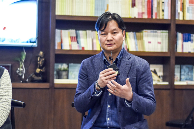 丁大為：烏銅走銀有三百年的歷史了，是云南地區(qū)獨有的技藝。這門技藝入門大概需要3年，學(xué)成需要20年。用語言去表達它其實是很難的。