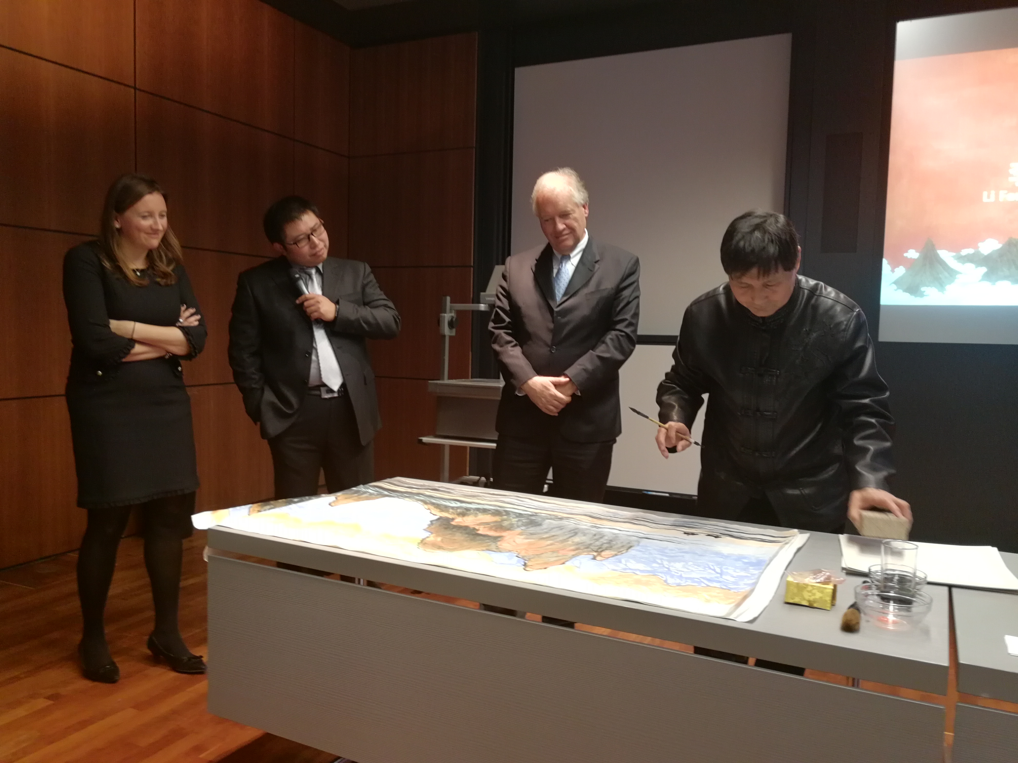 作為一個(gè)藝術(shù)家，我也要為這個(gè)國(guó)家和社會(huì)做一點(diǎn)自己的貢獻(xiàn)。在這次跨國(guó)文化交流活動(dòng)中，作為唯一的隨團(tuán)畫(huà)家，我創(chuàng)作出了多幅以&ldquo;一帶一路&rdquo;為主題的中國(guó)畫(huà)。