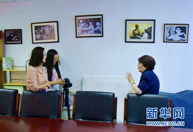 播音室里跟打仗一樣。從夜不能寐的緊張，到全神貫注的投入，用良好的習(xí)慣和過硬的專業(yè)素質(zhì)來化險為夷。