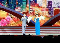 京劇演員于魁智、李勝素獻(xiàn)唱京劇《我是中國人》