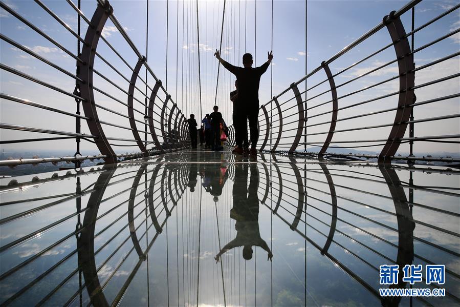 #（社會(huì)）（1）江蘇江陰：&ldquo;凌空漫步&rdquo;