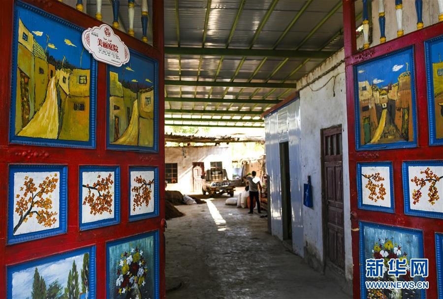 （社會(huì)）（2）新疆鄯善：美麗的&ldquo;彩門(mén)村&rdquo;