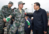 李克強抵達四川蘆山地震災(zāi)區(qū)指導(dǎo)抗震救災(zāi)工作