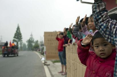 向救援人員敬禮！