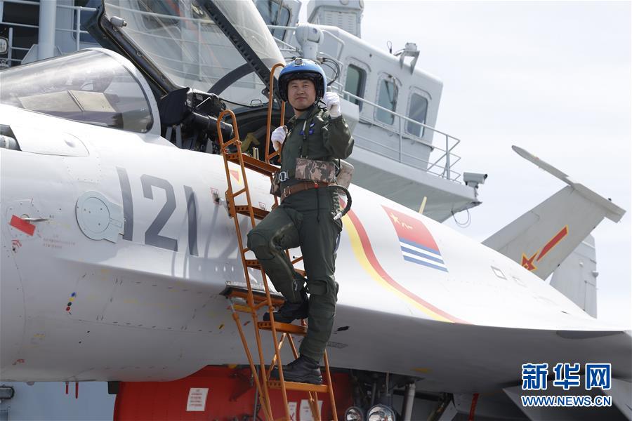 （十九大代表風采&middot;圖文互動）（1）殲&mdash;15飛行員曹先建：開創(chuàng)重傷后重返海天的奇跡