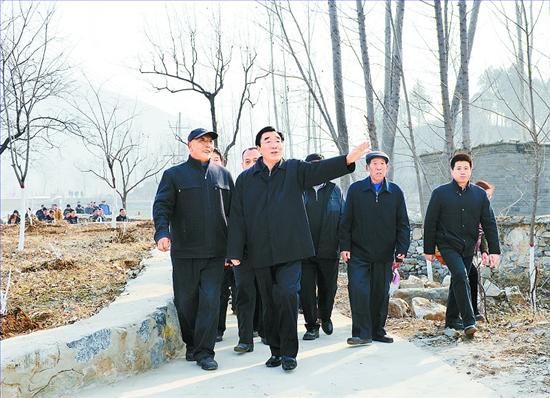 11月27日，省委書記、省人大常委會主任張慶黎到加強(qiáng)基層建設(shè)年活動聯(lián)系點(diǎn)淶水縣悟空寺村看望慰問村民，向當(dāng)?shù)馗刹咳罕娦v黨的十八大精神。這是張慶黎在悟空寺村詳細(xì)了解村容村貌的建設(shè)情況。郭昭 攝