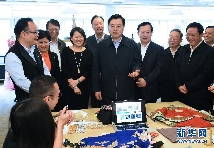5月8日至11日，中共中央政治局常委、全國人大常委會委員長張德江在浙江調(diào)研。這是5月9日，張德江來到位于嘉興市的雅瑩服裝有限公司，了解公司的服裝設(shè)計、生產(chǎn)和銷售情況。新華社記者 馬占成 攝 
